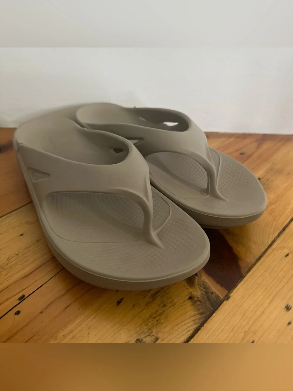 Oofos Ooriginal Flip Flop Thong Sandals Mens 12 Womens 14 Beige Recovery Comfort